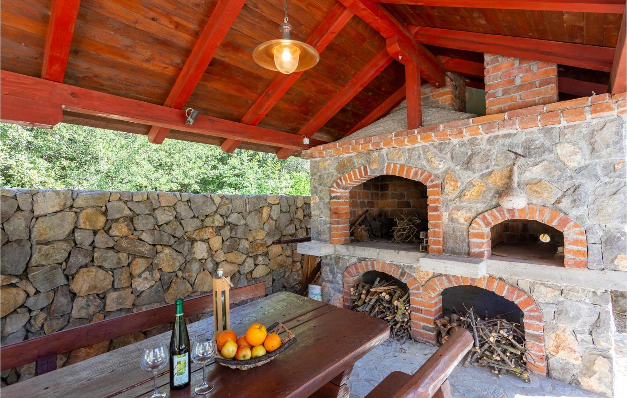 2 Bedroom Beautiful Apartment In Pinezici Bagian luar foto