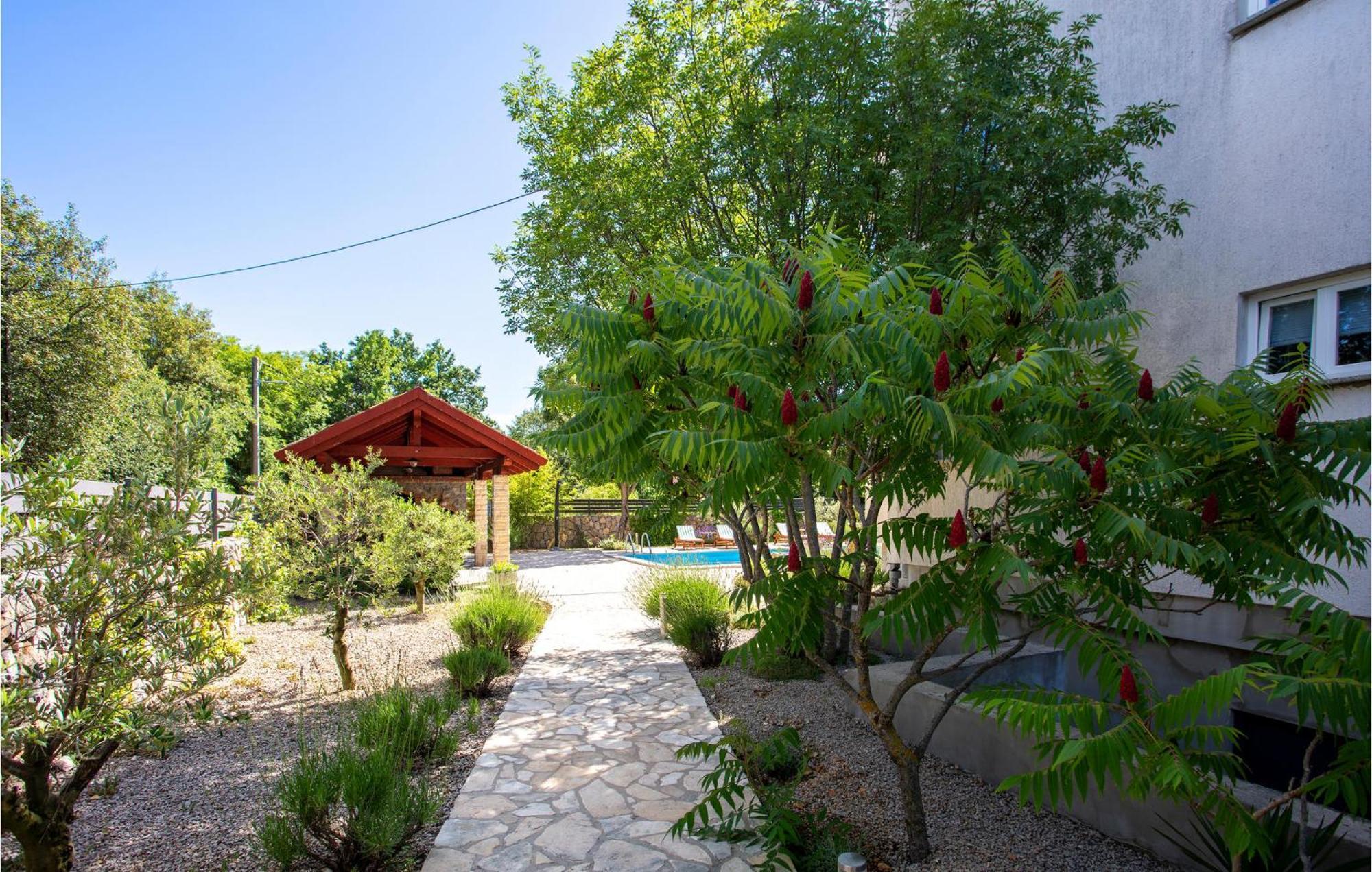 2 Bedroom Beautiful Apartment In Pinezici Bagian luar foto