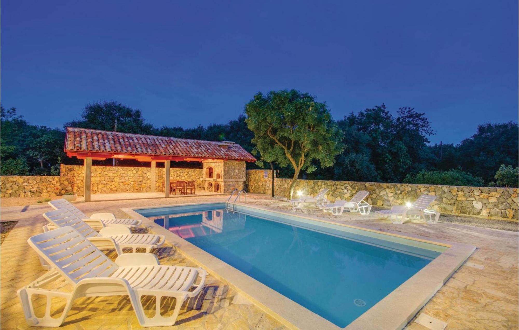 2 Bedroom Beautiful Apartment In Pinezici Bagian luar foto