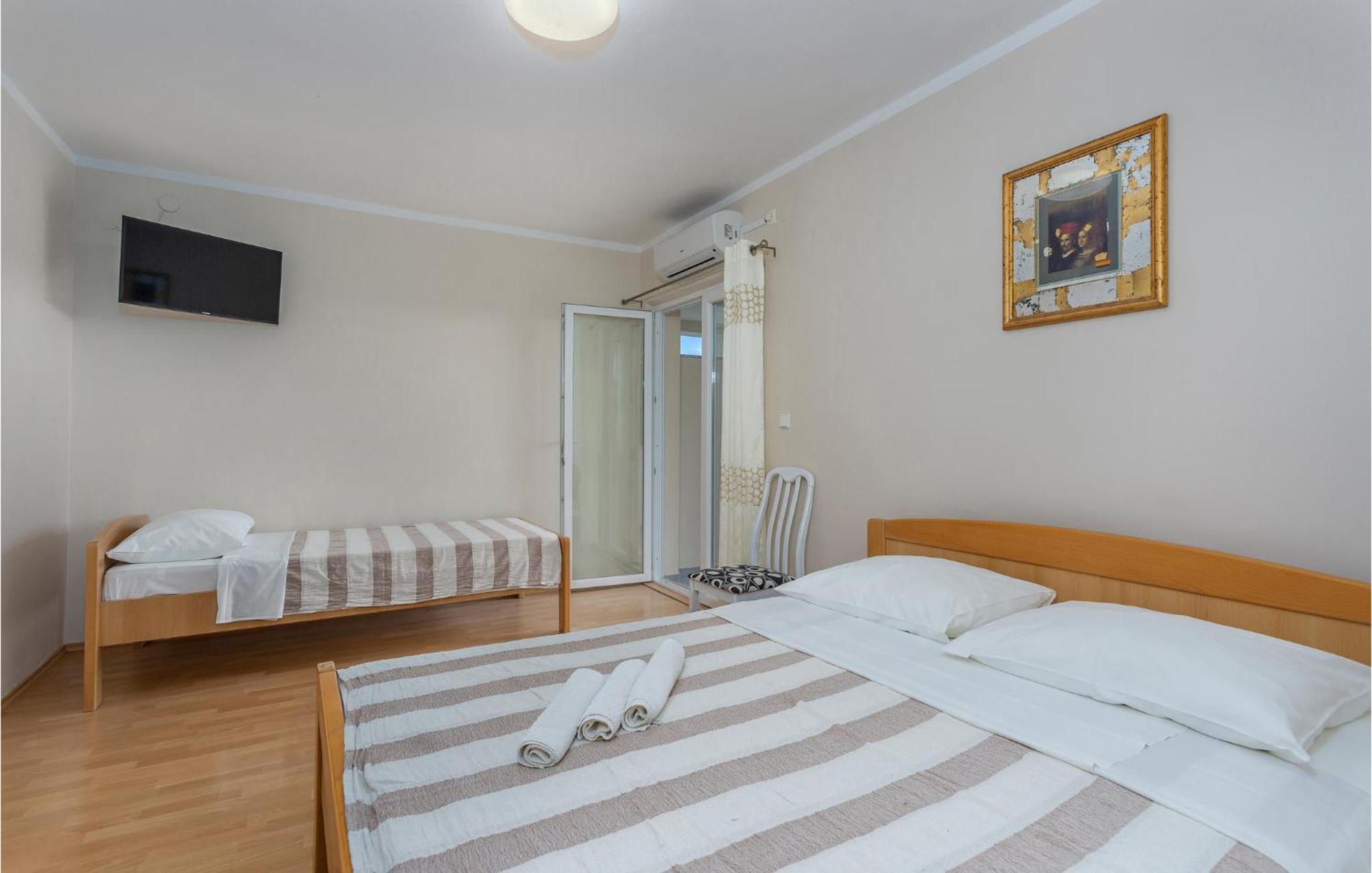 2 Bedroom Beautiful Apartment In Pinezici Bagian luar foto