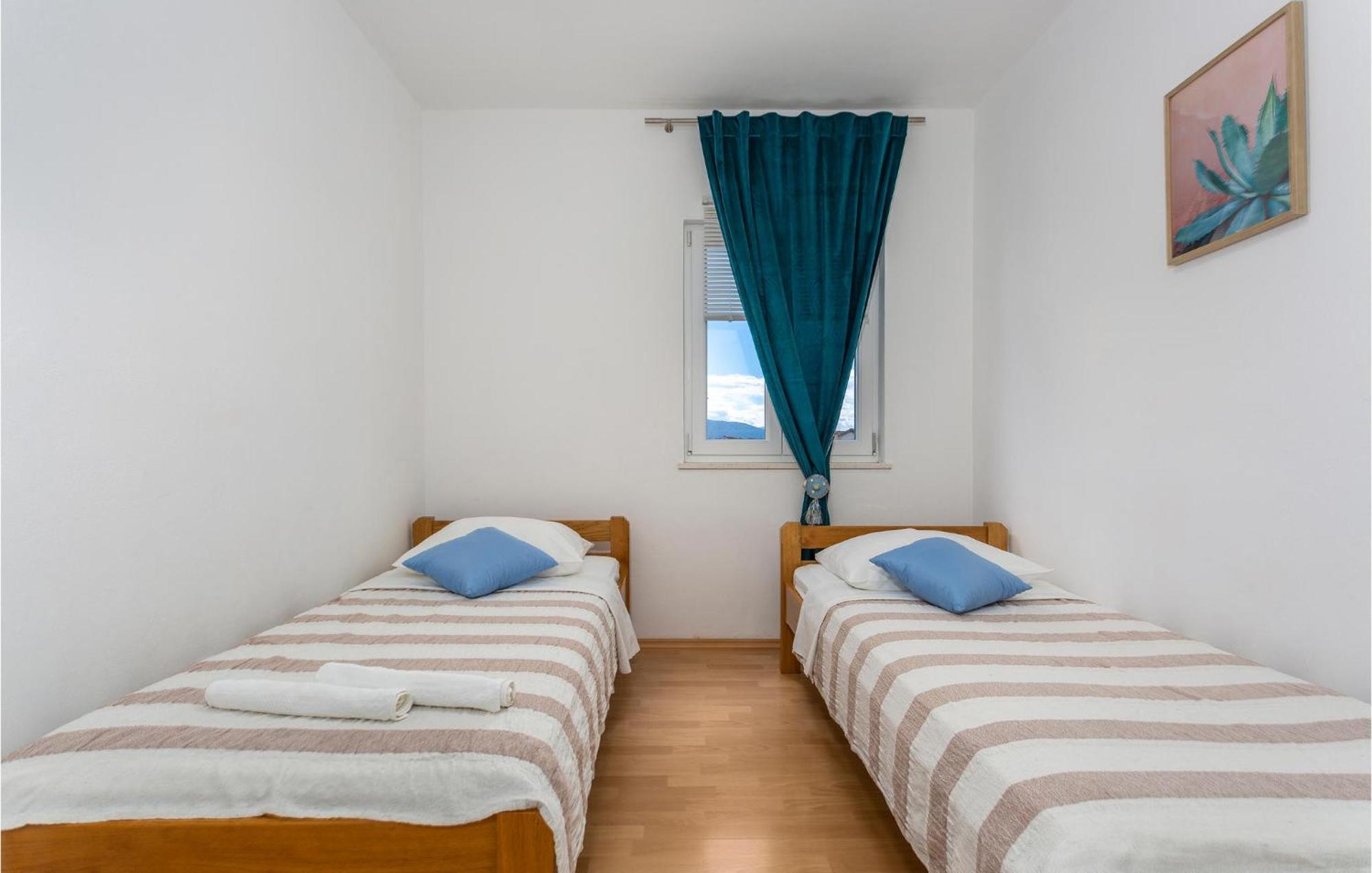 2 Bedroom Beautiful Apartment In Pinezici Bagian luar foto